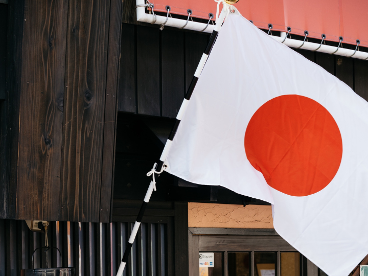 Ο παραιτηθείς δύο φορές, το 2007 και το 2020, Ιάπωνας πρωθυπουργός που υπέκυψε στα τραύματα της δολοφονικής επίθεσης, έπασχε από ελκώδη κολίτιδα, μια χρόνια φλεγμονώδη νόσο του εντέρου που επηρεάζει έντονα την καθημερινή λειτουργικότητα.