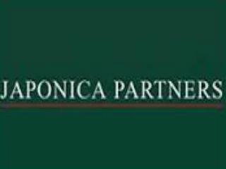 Δεν βιάζομαι να χαρακτηρίσω την δημοσίευση. Θεωρώ όμως ότι θα αποτελέσει έναν οδηγό για την παρουσίαση των μακροοικονομικών δεικτών από τον Τσίπρα στην ΔΕΘ. Προφανώς υφίσταται μια κάποια σχέση μεταξύ κυβέρνησης και Japonica Partners. Εάν αυτή η σχέση δεν υιοθετεί στον πυρήνα της ανεδαφικές εκτιμήσεις για τα ισχύοντα δεδομένα της ευρωζώνης (δηλαδή ότι το χρέος μας είναι 60% του ΑΕΠ) τότε ίσως πρόκειται για μια λογική προσπάθεια αποφασιστικής διαπραγμάτευσης με τους δανειστές για το περίφημο ’’φτιασίδωμα’’ του χρέους (debt re-profiling).