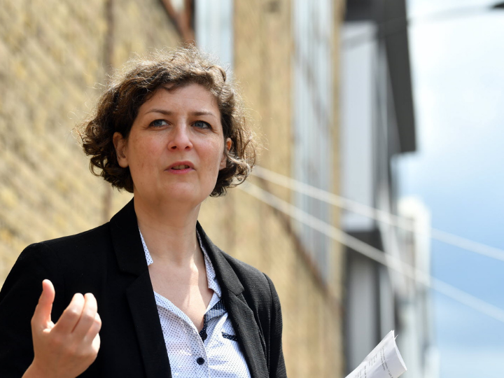 «Η πράσινη δήμαρχος της πόλης στην οποίαν ήδη λειτουργούν τρία τζαμιά και εννιά ειδικοί χώροι προσευχής για  μουσουλμάνους, αποφάσισε να χρηματοδοτήσει με 2,5 εκατομμύρια ευρώ, την ανέγερση ενός νέου τζαμιού, υψηλής χωρητικότητας, το οποίον θα ανήκει  στην ισλαμική οργάνωση Μιλλί Γκορούσ (CIMG).»