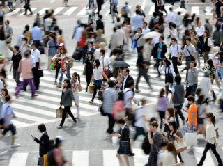 Η ελευθερία και η ισότητα ευκαιριών αποτελούν δύο πλευρές της ίδιας βασικής αξίας, της πρωταρχικότητας του ατόμου, δηλ. του να θεωρείται το άτομο ως σκοπός καθ’ εαυτό και όχι ως μέσο για την επίτευξη κάποιου άλλου σκοπού, επιλεγόμενου από τρίτους. Βεβαίως, όπως όλα τα ιδεώδη, έτσι και η ισότητα ευκαιριών δεν μπορεί να πραγματοποιηθεί κατά τρόπο απόλυτο. Τα παιδιά που έχουν τους «κατάλληλους» γονείς (κατάλληλους λόγω χαρακτήρα ή  ενδιαφέροντος προς τα παιδιά τους ή πλούτου κλπ.) πλεονεκτούν σε σχέση με άλλα. Όμως, στις ανοικτές κοινωνίες η διαφορά αυτή δεν είναι καθόλου αξεπέραστη, όπως δείχνει η ταχύτατη οικονομική και κοινωνική άνοδος εκατομμυρίων ατόμων που προέρχονται από χαμηλότερα κοινωνικά στρώματα. Ο καλύτερος τρόπος προώθησης της ισότητας ευκαιριών είναι μέσω της παιδείας. Αυτόν ακριβώς τον σκοπό εξυπηρετεί η εξαγγελία της Ν.Δ. περί ιδρύσεως ενός πρότυπου σχολείου σε κάθε περιφέρεια, όπου θα μπορούν να φοιτούν άριστοι ή πολύ καλοί μαθητές φτωχών οικογενειών.
