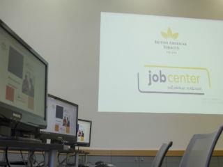 Σημαντική πρωτοβουλία στον τομέα της απασχόλησης αναλαμβάνει η British American Tobacco Hellas, με στόχο την ένταξη στην αγορά εργασίας ευπαθών κοινωνικών ομάδων. Το Κέντρο Επανένταξης στην εργασία που ξεκινάει την λειτουργία του σύντομα, θα λειτουργεί με διεθνή πρότυπα στο κέντρο της Αθήνας, σε συνεργασία με τον Δήμο Αθηναίων, συμβάλλοντας στην αντιμετώπιση της ανεργίας και του κοινωνικού αποκλεισμού. 