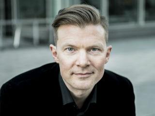 «Το ψέμμα και η καταστροφολογία που διαδίδουν οι εχθροί της παγκοσμιοποίησης είναι τα κύρια εργαλεία για την διάδοση του φόβου, τον οποίο κάποιοι αυτόκλητοι “σωτήρες” θα ξορκίζουν και θα πολεμούν». Αυτά μάς έλεγε τότε ο 26χρονος Γιόχαν Νόρμπεργκ, που είχε επίσης προσχωρήσει στο σουηδικό think-tank Timbro το οποίο ασχολείται με την προώθηση της επιχειρηματικότητας και της ελευθερίας της σκέψης. 