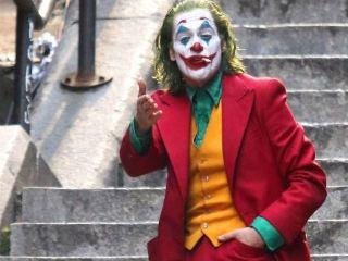 <<Ο Joker δεν ήταν περιθωριακός. Ήταν περιθωριοποιημένος. Ήταν ’’έγκλειστος’’ στις ανοιχτές φυλακές της ιδεοψυχαναγκαστικής νεύρωσης και στις ναρκισσιστικές μυθομανίες της μάνας.>>