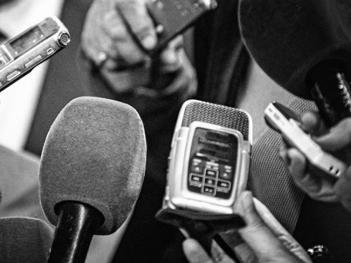 Ο δημοσιογραφικός ρόλος από την μια πλευρά, είναι πολυσχιδής και πολύπλευρος και δεν θα ήταν δυνατό να εξετάσουμε και να αναλύσουμε έναν έκαστο, διότι αρκετοί από αυτούς λειτουργούν στην καθημερινότητα χωρίς να χρειάζονται ιδιαίτερες ικανότητες και δεξιότητες δυσκολίες. Αφ΄ ετέρου υπάρχουν δύο βασικές κατευθύνσεις οι οποίες χρειάζονται κάποιες ικανότητες, όπως είναι το ρεπορταζιακό και πολλές φορές χρειάζονται αυξημένες όχι μόνο ικανότητες, αλλά και δεξιότητες, όπως είναι το συνεντευξιακό.