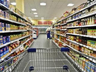 Στο σημείο αυτό θα πρέπει να τονισθεί ότι, στους κόλπους της ελληνικής βιομηχανίας, ο κλάδος των τροφίμων είναι αυτός που αφιερώνει και τα μεγαλύτερα ποσά για έρευνα και ανάπτυξη, ακριβώς επειδή στο επίπεδο αυτό οι επιχειρήσεις μπορούν να αποκτήσουν συγκριτικό πλεονέκτημα. Ταυτοχρόνως, η δραστηριότητα του κλάδου είναι ενισχυτική και άλλων τομέων της ελληνικής οικονομίας, πέρα από την γεωργία και την κτηνοτροφία, όπως είναι τα υλικά συσκευασίας, οι μέθοδοι και τα συστήματα αποθηκεύσεως, οι μεταφορές.