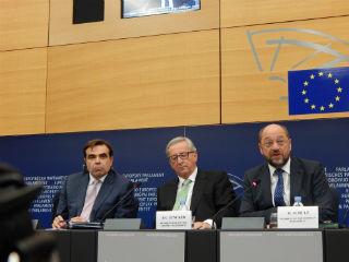 Σε μια συγκυρία, όπου ο «ξύλινος» λόγος, ο λαϊκισμός και η ευρωφοβία ενδυναμώνονται, η εκλαΐκευση της ευρωπαϊκής πολιτικής είναι και ευθύνη του νέου εκπροσώπου Τύπου, του Μαργαρίτη Σχοινά, που εμφανίστηκε για πρώτη φορά στο πλευρό του Προέδρου της Κομισιόν. Ίδωμεν.