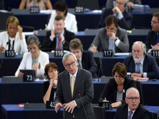 Παράλληλα δε, ο ELA χρηματοδότησε τις ελληνικές τράπεζες με καμιά 90ρια δισ. Και μη μου πείτε ότι τα καρπώθηκαν οι καπιταλιστές τραπεζίτες, αφού είναι βέβαιο ότι είναι χρήματα που πέφτουν στην πραγματική οικονομία. 