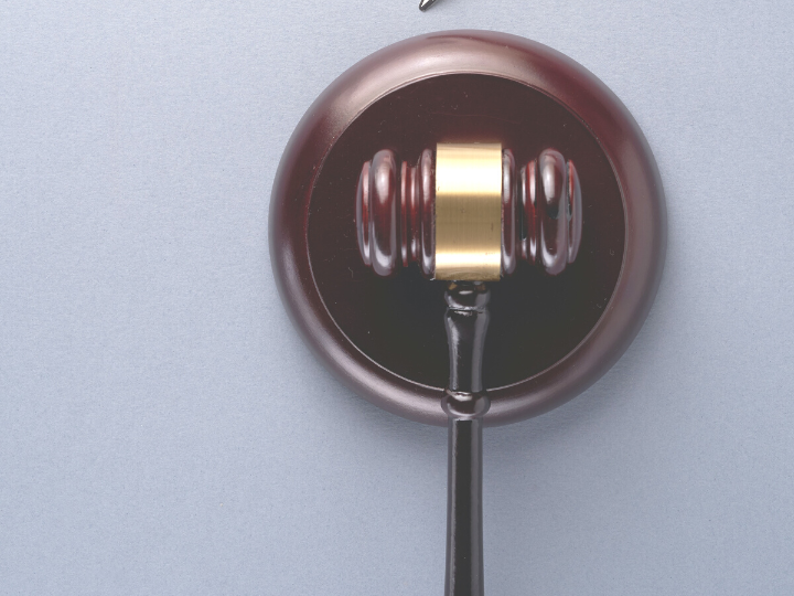 Τί, όμως, συνιστά αληθώς «δικαιοσύνη»; Επί μακρόν η έννοια αυτή σήμαινε την απαρέγκλιτη εφαρμογή κανόνων δικαίου, καθιερωμένων είτε διά νόμου είτε κατ’ έθιμον, έναντι πάντων, κυβερνώντων και κυβερνωμένων, χωρίς διακρίσεις λόγω φυλής, φύλου, θρησκεύματος, ηλικίας, πολιτικών φρονημάτων, σεξουαλικών προτιμήσεων ή άλλων, ανάλογων κριτηρίων. 