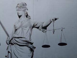 Η θεραπεία ενάντια στη μετριότητα απαιτεί πόσο μεγάλη αλλαγή στο management μιας επιχείρησης, όσο και μια μεταμόσχευση καρδιάς στις συνήθειες του αρρώστου. Για να μη φθάσετε λοιπόν στο σημείο να καταφεύγετε σε μια τόσο δύσκολη θεραπεία, εμποδίστε τη μετριότητα να περάσει το κατώφλι του γραφείου σας. Η μετριότητα αναπτύσσεται όταν ανίκανοι προϊστάμενοι προσλαμβάνουν ακόμη πιο ανίκανους υπαλλήλους.