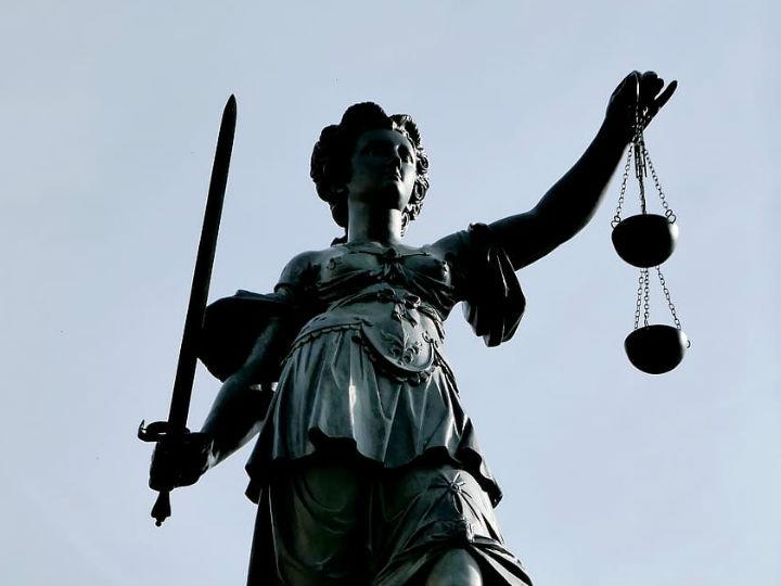 Οι «27» συμφώνησαν να αναθέσουν στην Κομισιόν να αναπτύξει ένα «καθεστώς αιρεσιμότητας» το οποίο θα περιλαμβάνει και τη διαφύλαξη των αρχών του κράτους δικαίου. Σε περίπτωση παραβίασής τους από την Πολωνία, την Ουγγαρία ή κάποιο άλλο μέλος, η Επιτροπή μπορεί «να επιβάλει τη λήψη μέτρων που απαιτούν την ειδική πλειοψηφία του συμβουλίου».