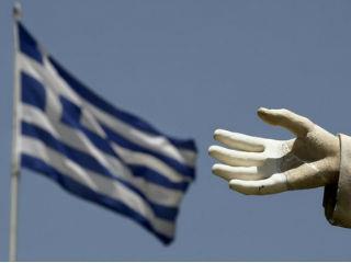 Η προσέλκυση επενδύσεων προϋποθέτει, όμως, βελτίωση εμπιστοσύνης, ενεργή διαχείριση μη εξυπηρετούμενων δανείων, επιτάχυνση των επενδύσεων σε υποδομές, αναβίωση της αγοράς κατοικίας, αλλαγή της αρχιτεκτονικής του τραπεζικού συστήματος, κινητοποίηση θεσμικών ιδίων κεφαλαίων για τις ΜμΕ, αύξηση της «μαλακής» χρηματοδότησης και σταθεροποίηση του φορολογικού συστήματος.