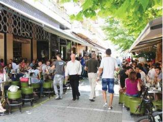 Η οικονομία μας ήταν και είναι, σε τεράστιο βαθμό, η οικονομία του μικρού ελληνικού καταστήματος και των μικρών ατομικών  επιχειρήσεων παροχής υπηρεσιών.  Η δε οικοδομή υπήρξε μεν η ατμομηχανή της ανάπτυξης αλλά το προϊόν (στέγη) το αγόραζε ο Έλληνας με δανεικά, λόγω του φθηνού ευρώ. Αυτά δεν είναι στοιχεία υγιούς και βιώσιμου παραγωγικού μοντέλου. Όλοι θέλαμε να πλουτίσουμε, με ιδέες μη καινοτόμες και χωρίς να βάλουμε λεφτά. Όλοι θέλαμε να αγοράσουμε σπίτι δυσανάλογο με τα εισοδήματα μας και να καταναλώνουμε από το μέλλον. Η Οικονομία όμως είναι σαν την Φύση: εκδικείται όποιους την απομακρύνουν  από τα σημεία ισορροπίας της.