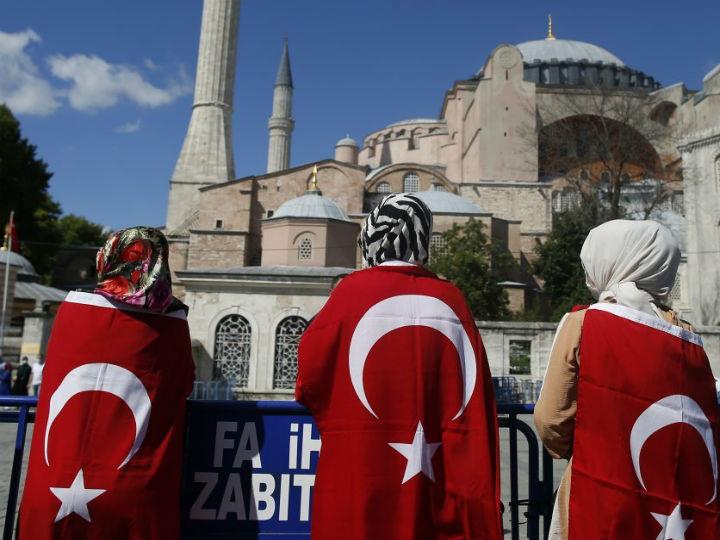 «Υπάρχει ο κίνδυνος της εξαγωγής του ιού του εθνικισμού. Δεν θα πρέπει να ακολουθήσουν και άλλες χώρες την υστερία που εκδηλώνεται στην Τουρκία με εθνικές σημαίες. Εθνικισμός που εκφράζεται με θρησκευτικό φανατισμό και ιερά σύμβολα.»