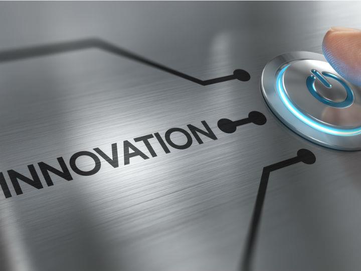 «Στο πλαίσιο μίας οικονομίας όπου οι διάφοροι έλεγχοι, τα εμπόδια και οι περιορισμοί έχουν μειωθεί στο ελάχιστο αναγκαίο επίπεδο, είναι δυνατό να γίνει χρήση πολύ περισσότερων γνώσεων και ιδεών από όσες μπορεί να συλλάβει ο νους ενός ή, έστω, ολίγων σχετικώς ατόμων (κεντρικών προγραμματιστών).»