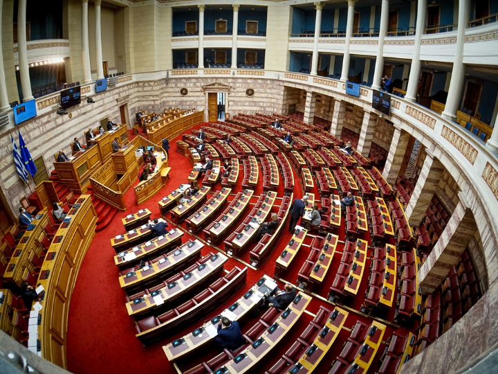 «Σήμερα, η πανδημία αποκάλυψε ότι το περιβόητο “δωρεάν” Εθνικό Σύστημα Υγείας δεν διαθέτει επαρκή αριθμό Μονάδων Εντατικής Θεραπείας (ΜΕΘ), που είναι αναγκαίες για τη ζωή των κατοίκων της χώρας όχι μόνο τώρα στην περίοδο του κορωνοϊού, αλλά και καθημερινώς, και που σε άλλες χώρες κυριαρχούν.»