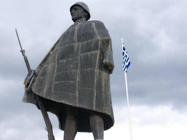 «Οι στρατιώτες, χωμένοι κάτω απ’ τις κουβέρτες τους, πάλευαν με τα όνειρά του ο καθένας, ύστερα από μια κοπιαστική μέρα. Επικρατούσε σιγή, καθώς η ανυποψίαστη νύχτα είχε ξαπλώσει το σκοτάδι της ήρεμα...»