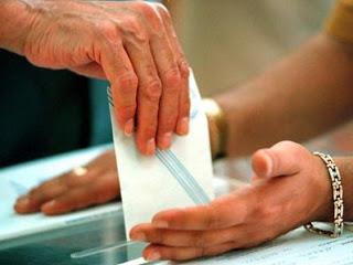 Μια συστηματική προσέγγιση των προγραμμάτων των παρατάξεων, που διεκδικούν την ανάληψη της δημοτικής αρχής, δείχνει με μεγάλη σαφήνεια, ότι αποτελούν συρραφή ιδεών μεμονομένων ατόμων σε σχέση με την τοπική κοινωνία, οι οποίες κατά την γνώμη τους εγγυώνται την βελτίωση των υποδομών (π.χ. πεζοδρόμια), χωρίς όμως να επιλύονται προβλήματα λειτουργικότητας (π.χ. δημιουργία χώρων στάθμευσης για να μην παρκάρουν τα αυτοκίνητα στα πεζοδρόμια και να μην αναγκάζονται οι πεζοί να διακινδυνεύουν την σωματική τους ακεραιότητα ή την ζωή τους περπατώντας στους δρόμους).