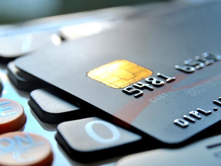 Η μετάβαση από μετρητά σε ανέπαφες συναλλαγές αύξησε το κόστος πληρωμών σε εμπορικά καταστήματα και καταναλωτές. Το γεγονός μάλιστα ότι τα τέλη ανταλλαγής και προμήθειας είναι κατά μέσο όρο 13% υψηλότερα, σημαίνει και αύξηση τιμών.