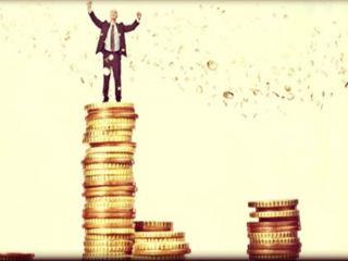 Η ηλεκτρική ενέργεια θα γίνει απίστευτα φθηνή και καθαρή. Η ηλιακή παραγωγή 30 χρόνια παρουσιάζει καμπύλη, αλλά τώρα θα μπορέσετε να δείτε την εκρηκτική επίδραση. Πέρυσι, παγκοσμίως εγκαταστάθηκε περισσότερη ηλιακή ενέργεια από την ενέργεια που μάς έδωσαν τα ορυκτά. Οι εταιρείες ενέργειας προσπαθούν απεγνωσμένα να περιορίσουν την πρόσβαση στο δίκτυο για να αποτρέψουν τον ανταγωνισμό από τις οικιακές ηλιακές εγκαταστάσεις, αλλά αυτό δεν μπορεί να διαρκέσει. Την στρατηγική της ενέργειας θα την αναλάβει η τεχνολογ