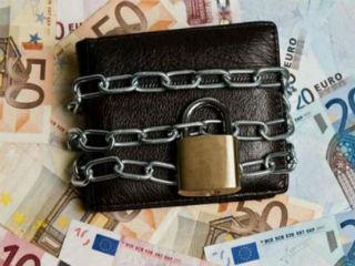 Όλα αυτά τα φαιδρά και ευτράπελα συνεχίσθηκαν και συνεχίζονται και κατά την  περίοδο των σκληρών και ατέλειωτων  Μνημονίων. Κι έτσι,  το πολιτικό και οικονομικό δράμα της χώρας από τη συνέχιση της ίδιας τακτικής στο θέμα της διαχείρισης και συντήρησης πάμπολλων και πολυπληθών δημόσιων φορέων και υπηρεσιών συνεχίζεται.  Σύμφωνα με στοιχεία του υπουργείου Οικονομικών, το 2015 βρέθηκαν εκτός στόχων 31 από τους 55 φορείς της γενικής κυβέρνησης, με προϋπολογισμό άνω των 10 εκατ. ευρώ. Πρόκειται για ένα διαρκές οικονομικό έγκλημα όλων των κυβερνήσεων, οι οποίες, παρά τη συνεχή απειλή χρεοκοπίας και την ένταξη τελικά της χώρας μας σε τρία έως τώρα Μνημόνια, μετά το 2010, θεωρούσαν ως φέουδο τις δημόσιες επιχειρήσεις και οργανισμούς ή κρατικοποιούσαν ιδιωτικές επιχειρήσεις για να τις παραδίδουν στη συνέχεια στο δικό τους «Στρατό Κατοχής» που αποτελούνταν από κομματικά στελέχη τους, ενώ υποκριτικά προωθούσαν τάχα θεσμικά μέτρα για … εξυγίανσή τους, που δεν εφαρμόσθηκαν ποτέ.