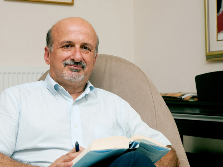 «Ενώ οι ΗΠΑ και η Ευρώπη πλήττονται σκληρά από ένα 2ο και 3ο κύμα επιδημίας και καταγράφουν ιστορική πτώση στη δραστηριότητά τους, η Κίνα γιορτάζει τη διπλή της νίκη έναντι του ιού και της ύφεσης.»