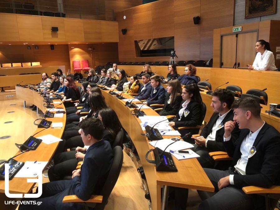 Όταν ο δημόσιος διάλογος γίνεται χωρίς την συνειδητή και βασιζόμενη στην πολυδιάστατη προσέγγιση της πραγματικότητας συμμετοχή της κοινωνίας πολιτών, ως εκφραστή του κοινωνικού συμφέροντος, τότε κυριαρχεί η λογική της κοινωνίας του θεάματος και της διαφήμισης. Οι πολιτικές διαφημίσεις στις προεκλογικές περιόδους και όχι μόνο σε αυτές, το πιστοποιούν με τον καλύτερο τρόπο.