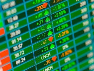 Οι επενδυτές της ΕΕ δεν μπορούν πλέον να στηρίζονται στις ενδοενωσιακές διμερείς επενδυτικές συμφωνίες («ενδοενωσιακές ΔΕΣ»). Όπως έχει επανειλημμένα δηλώσει η Επιτροπή, οι συμφωνίες αυτές είναι παράνομες επειδή αλληλεπικαλύπτονται με τους κανόνες της ενιαίας αγοράς της ΕΕ και δημιουργούν διακρίσεις μεταξύ των επενδυτών της ΕΕ. Σε πρόσφατη απόφαση (στην υπόθεση Achmea), το Δικαστήριο της Ευρωπαϊκής Ένωσης επιβεβαίωσε ότι η διαιτησία μεταξύ επενδυτών και κρατών που προβλέπεται στις ενδοενωσιακές ΔΕΣ είναι παράνομη. Κατόπιν της αποφάσεως αυτής, η Επιτροπή έχει εντείνει τον διάλογο με όλα τα κράτη μέλη, ζητώντας τους να αναλάβουν δράση για να καταγγείλουν τις ενδοενωσιακές ΔΕΣ.