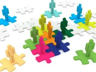 Όμως, η Ιστορία είναι απρόβλεπτη, βίαιη και δεν κοιτάει την δική μας μελαγχολία. Έτσι, σήμερα βρισκόμαστε αντιμέτωποι με ένα νέο φαινόμενο. Τα κόμματα της κοινωνικής Δημοκρατίας υποχωρούν και στην θέση τους ξεφυτρώνουν φαντάσματα του παρελθόντος, ανόητοι πολιτικοί αστέρες και επικίνδυνοι, που απειλούν την ΕΕ, την ευημερία και την ίδια την Δημοκρατία. 