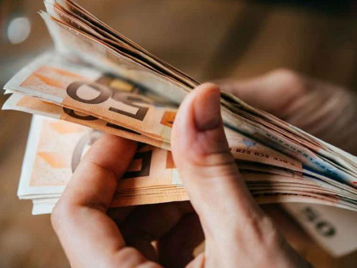 Ο πρώην διοικητής της Τράπεζας της Αγγλίας, M. King στο εξαιρετικό του βιβλίο The End of Alchemy, Great Britain Little (Brown 2016), ζώντας εκ των έσω την παράνοια της χρηματοπιστωτικής μανίας ’’...ορίζει την χρηματοπιστωτική αλχημεία ως την γενική και εδραιωμένη πεποίθηση ότι το σύνολο του παραστατικού χρήματος (fiat money) μπορεί να μετατραπεί σε περιεκτικό χρήμα με εγγενή αξία..." (βλ. σελ.27, Μελέτες για την Πολιτική Οικονομία του Σύγχρονου Καπιταλισμού, Α. Κολλιόπουλος, εκδ. Παπαζήση, 2020). 