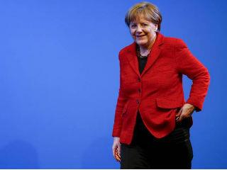 Στο εξωτερικό, η Μέρκελ είναι γνωστή για την χαρακτηριστική ηρεμία και ικανότητά της. Εγχωρίως, ωστόσο, ενώ λαμβάνει ευρεία υποστήριξη και θαυμασμό για την παγκόσμια εικόνα της, υπάρχει παρά ταύτα μία αίσθηση ανησυχίας για το μέλλον της Γερμανίας και την ικανότητά της να κρατήσει την χώρα στον σωστό δρόμο. Κατά τα τελευταία 12 χρόνια της θητείας της, απέφυγε την οραματιστική ηγεσία, επιλέγοντας αντ’ αυτού να κατευνάζει το κέντρο για να απολαμβάνει βραχυπρόθεσμα εκλογικά κέρδη, απομακρυνόμενη από συντηρητικές θέσεις σε θέματα όπως η ενέργεια και η ασφάλεια. Ενεργώντας κατ’ αυτόν τον τρόπο έγινε δημοφιλής μεταξύ κάποιων στο κόμμα της και οδήγησε άλλους ακόμα πιο δεξιά, βοηθώντας έτσι να δημιουργηθεί το αντι-μεταναστευτικό, δεξιό κόμμα Εναλλακτική για την Γερμανία (AfD). 