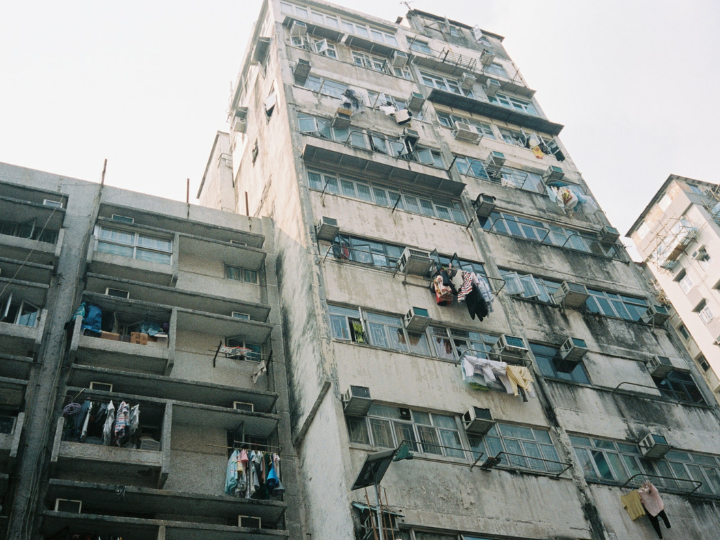 «Τελικά γνωρίζω τα πάντα για τα δεινά που η ανοικτή οικονομία προκαλεί στις 42 χώρες στον κόσμο που εφαρμόζουν τρόπον τινά τις αρχές της, αλλά ελάχιστα μου είναι γνωστά για τις ανισότητες και την κατανομή του πλούτου στις υπόλοιπες 140 χώρες του πλανήτη, στις οποίες οι οικονομίες τους είναι κρατικοποιημένες σε ποσοστό πάνω από 70%.»