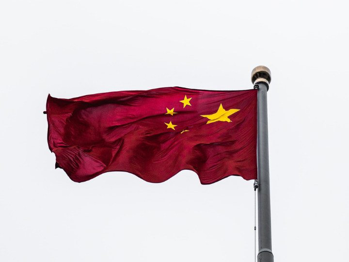 «Για πολλά χρόνια κινητήριος δύναμη της κινεζικής οικονομίας ήταν η κατασκευή όχι μόνο πολυκατοικιών, αλλά ολόκληρων πόλεων (ghost cities), αν και με θλιβερά αποτελέσματα.»