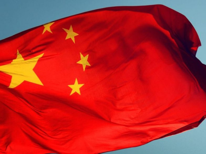 «Η Κίνα προχωράει. Χωρίς τις αφελείς δοξασίες και ιδεοληψίες της Δύσης. Στο δρόμο που της χάραξαν, στην εποχή τους ο καθένας, ο Μάο, ο Ντεγκ και τώρα ο Πρόεδρος Σι Τζινπίνγκ.»