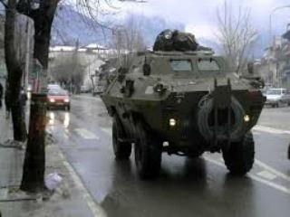 Κανονιστικά και διαδικαστικά ζητήματα: Η Επιτροπή θα εξετάσει επιλογές για τον εξορθολογισμό και την απλούστευση των τελωνειακών διατυπώσεων για τις στρατιωτικές επιχειρήσεις και θα σταθμίσει την ανάγκη εναρμόνισης των κανόνων για τις μεταφορές επικίνδυνων εμπορευμάτων στον στρατιωτικό τομέα. Παράλληλα, ο Ευρωπαϊκός Οργανισμός Άμυνας θα βοηθήσει τα κράτη μέλη να αναπτύξουν ένα σύστημα αδειοδοτήσεων για τις διασυνοριακές μετακινήσεις.