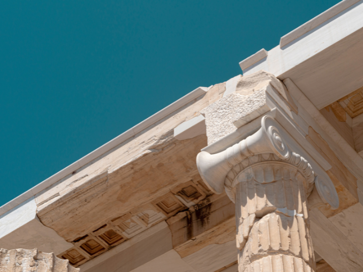 Οι επιχειρήσεις που λειτουργούσαν στην αρχαία Αθήνα κατά τον 5ο-4ο αιώνα π.χ., σύμφωνα από μαρτυρίες που έχουμε, ανήκαν σε επιχειρηματίες Αθηναίους ή μετοίκους, ήταν σχετικά μικρής κλίμακας και ασχολούνταν με γεωργικές, βιοτεχνικές, εμπορικές και τραπεζικές δραστηριότητες.