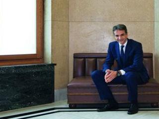 Ένα πρώτο και σοβαρό πρόβλημα που έχει να αντιμετωπίσει ο κ. Κυρ. Μητσοτάκης δεν είναι ενός δομικού ανορθολογισμού, αλλά της υπάρξεως μίας εκτεταμένης γελοιότητας. Όπως θα έλεγε και ο Ρόμπερτ Τράϊβερς, καθηγητής ανθρωπολογίας και βιολογίας, πρόκειται για την «μωρία των ανοήτων», που είναι ακαταμάχητη.