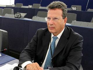 Ο ευρωβουλευτής και πρώην εκδότης και δημοσιογράφος, αναφερόμενος στα προγράμματα στήριξης της χώρας από τους εταίρους-δανειστές της, υπογραμμίζει ότι υπονομεύτηκαν από το πολιτικό σύστημα. 