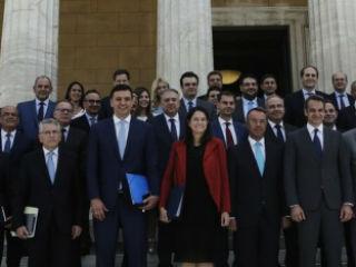 Ο τρόπος που λειτουργεί μία δημόσια υπηρεσία δεν είναι αποτέλεσμα ενός λάθους εύκολου να διορθωθεί, ούτε μίας σύμπτωσης αλλά είναι συνέπεια της επίδρασης παραγόντων πολιτικών, κοινωνικών και οικονομικών που έχουν ισχύ σχεδόν όση και οι φυσικοί νόμοι.