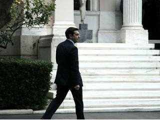 Κατά τους υπευθύνους του οικονομικού επιτελείου, την ώρα που η χώρα θα εξέρχεται από την κρίση και θα δοκιμάζει την τύχη της στους δρόμους της ανάπτυξης, μπορεί να βρεθεί αντιμέτωπη με αλλεπάλληλες, διαβρωτικές του ενάρετου οικονομικού κύκλου, εκλογικές αναμετρήσεις. Αν όντως έχει ευοδωθεί έως τότε η προσπάθεια εξόδου από την κρίση, θα ισοδυναμεί με δυστύχημα ενδεχόμενη διολίσθηση σε νέα κρίση εξ αιτίας πολιτικής περιπλοκής και ακυβερνησίας. Γι’ αυτό, άνθρωποι κοντά στον πρωθυπουργό τονίζουν σε ιδιαίτερες συνομιλίες τους ότι είναι ώρα πλέον να ψάξει εγκαίρως για νέους συμμάχους –πέρα, βέβαια, από τον ανεκδιήγητο Πάνο Καμμένο, ο οποίος είναι ικανός να ζητήσει την ενσωμάτωσή του στον ΣΥΡΙΖΑ προκειμένου να διασωθεί πολιτικά. Κάτι τέτοιο θα προκαλούσε θύελλα αντιδράσεων στο κόμμα του πρωθυπουργού, ο οποίος ωστόσο για όλα είναι ικανός.