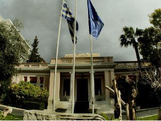 Μία προσπάθεια η οποία θα εστιάζει σε μια σειρά παρεμβάσεων τις οποίες ο ΣΥΡΙΖΑ κατά βάση δεν θέλει να πραγματοποιήσει για λόγους δογματικούς. Παρεμβάσεις που μόνο με την Νέα Δημοκρατία μπορούν να γίνουν πράξη, ώστε να γίνει η Ελλάδα ελκυστική σε επενδυτές. Αυτές περιλαμβάνουν, ανάμεσα σε άλλες, την επαναφορά του νόμου για την οριζόντια απλούστευση των αδειοδοτήσεων για τις επιχειρήσεις –τον οποίο ο ΣΥΡΙΖΑ περιόρισε, ουσιαστικά, μόνον σε τρία πεδία πριν από έναν χρόνο. 