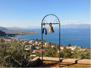 Πρέπει να υπομνησθεί ότι και οι δύο οικιστικές επεκτάσεις συμπίπτουν με σημαντικά γεγονότα (αποκατάσταση ελληνικού κράτους και τέλος της Οθωνικής περιόδου), έρχονται να εξυπηρετήσουν σοβαρές πληθυσμιακές ανάγκες (είσοδος Καλαβρυτινών, περίοδος 1830-1840 και πληθυσμιακή επέκταση δεκαετίας ’60) και γίνονται δυνατές χάρη στη συγκυρία της ανάπτυξης του εξωτερικού εμπορίου. Στα μέσα της δεκαετίας του 1870 με την εφαρμογή του σχεδίου πόλεως έχουμε ήδη μια διαμορφωμένη πόλη με λειτουργική διάταξη των οικημάτων, του ελεύθερου χώρου και των οικονομικών και διοικητικών δραστηριοτήτων. 