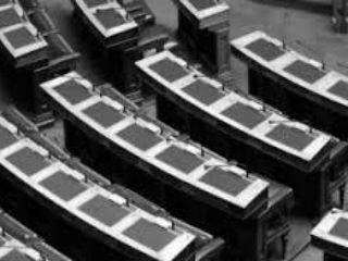 Βασικό κεφάλαιο της γενικής πολιτικής της Χώρας είναι η εξωτερική πολιτική και πρωτίστως η διαχείριση των λεγόμενων εθνικών θεμάτων. Επί αυτών των θεμάτων η κυβέρνηση πρέπει να καθορίζει και να κατευθύνει την πολιτική της Χώρας ως πολιτειακό όργανο και όχι απλώς στο επίπεδο των κομμάτων που τυχόν τη συναπαρτίζουν ή στο επίπεδο του πρωθυπουργού ή ορισμένων υπουργών ατομικά. 