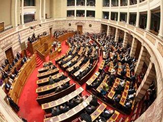Στην περίπτωση αυτή, η μελλοντική εμπιστοσύνη της Βουλής δεν είναι διόλου δεδομένη, άρα σχετικό τεκμήριο δεν υφίσταται. Πράγματι, πως θα επιτύχει η Κυβέρνηση την από το Σύνταγμα απαιτούμενη απόλυτη πλειοψηφία (διότι άλλως κύρωση δεν υπάρχει) όταν, κατά τη διαδικασία της κύρωσης, η μεν αντιπολίτευση σύσσωμη αποχωρήσει, το δε σχετικό νομοσχέδιο καταψηφισθεί, όπως συνεχώς διακηρύσσεται, από το μικρότερο κόμμα που στηρίζει την κυβέρνηση, μετέχοντας σ’αυτήν;