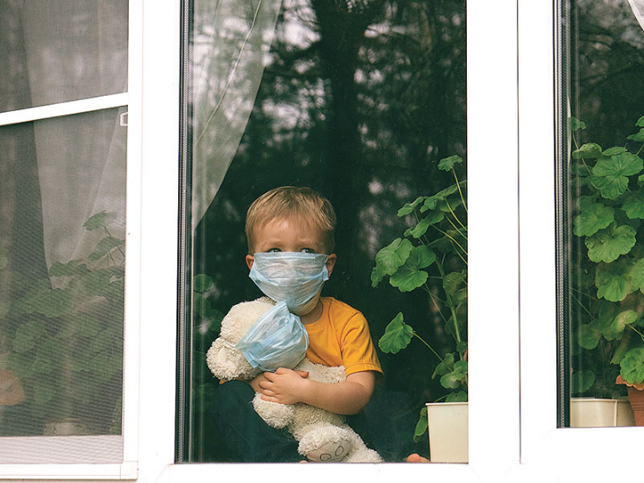 «Η επιστήμη δεν μπορεί να «προσδιορίσει» τον χρόνο μέσα στην πανδημία παρά μόνο θέτει χωροχρονικές προϋποθέσεις. Γι’ αυτό και οι εντολές πηγάζουν από τις στατιστικές προβλέψεις και εγγράφονται στα σώματα και στα μυαλά ως προστακτική μηχανική.»