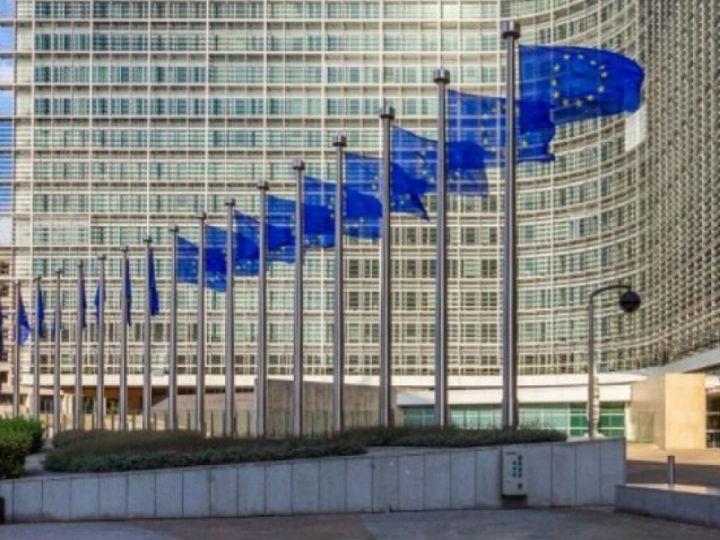 Οι 27 ενέκριναν το τριπλό βραχυπρόθεσμο σχέδιο των 540 δισ. ευρώ του Eurogroup για την υποστήριξη της εργασίας και των επιχειρήσεων και την πιστοληπτική γραμμή για τις επιπτώσεις του κορωνοϊού χωρίς όρους, με δανειοδοτήσεις όμως που δημιουργούν νέο χρέος. 