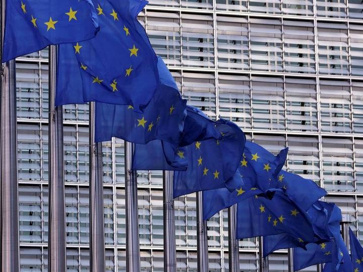 Στην έκθεσή της η Ευρωπαϊκή Επιτροπή υπογραμμίζει πως το απόθεμα ρευστότητας είναι κοντά στα επίπεδα προ κρίσης και τονίζει ότι το μαξιλάρι της γενικής κυβέρνησης ανέρχεται πλέον στα 34,5 δισεκατομμύρια ευρώ (τέλος Σεπτεμβρίου), με το υπόλοιπο των ταμειακών διαθεσίμων να παραμένει αμετάβλητο στα 15,7 δισεκατομμύρια ευρώ.