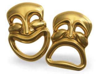 Πιθανότατα βρισκόμαστε σε μία λίαν βεβαρημένη εκδοχή του δεύτερου σεναρίου. Ο κ. Τσίπρας και οι περί αυτόν μεταθέτουν διαρκώς την ημερομηνία επίτευξης της τελικής συμφωνίας, παρά τις περί του αντιθέτου διαβεβαιώσεις τους. Ήδη παρήλθε άπρακτο και το «ορόσημο» της 20ης Μαρτίου, η δε προοπτική παραμένει άδηλος. Ταυτόχρονα, οι αντιφατικές δηλώσεις και εκτιμήσεις διαδέχονται η μία την άλλη. Από το «ούτε ένα ευρώ νέα μέτρα» μετακινηθήκαμε σε μέτρα της τάξεως του 2% επί του ΑΕΠ, τα οποία θα συνοδεύονταν από ισόποσα μέτρα ελάφρυνσης (τότε, όμως, γιατί μπαίνουμε σε μία διαδικασία μηδενικού δημοσιονομικού αποτελέσματος;) που, ωστόσο, θα ληφθούν μετά την επίτευξη πρωτογενών πλεονασμάτων 3,5%, εν ολίγοις αβέβαιο το «εάν», το «πότε» και «για ποιους».