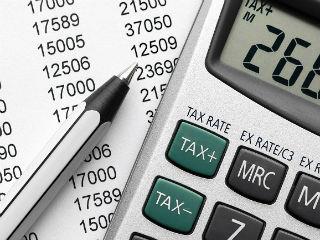 Οι σημερινές προτάσεις θα δώσουν στα κράτη μέλη τη δυνατότητα να ανταλλάσσουν περισσότερες σχετικές πληροφορίες και να συνεργάζονται στενότερα για την καταπολέμηση τέτοιου είδους δραστηριοτήτων. Ο κ. Βάλντις Ντομπρόβσκις, Αντιπρόεδρος της Επιτροπής και αρμόδιος για το Ευρώ και τον Κοινωνικό Διάλογο, δήλωσε: «Η διασυνοριακή απάτη στον τομέα του ΦΠΑ είναι μία από τις κύριες αιτίες απώλειας εσόδων για τα κράτη μέλη και τους προϋπολογισμούς της ΕΕ. Η σημερινή πρόταση θα συμβάλει στην ενίσχυση της συνεργασίας μεταξύ οργάνων που εργάζονται σε εθνικό και ενωσιακό επίπεδο, με στόχο την αποτελεσματική αντιμετώπιση αυτού του προβλήματος και τη βελτίωση της είσπραξης των φόρων.»