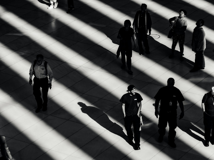 «Τα διάφορα κοινωνικά συστήματα, από το πολιτικό μέχρι το εργασιακό και το οικονομικό, κινούνται με λογική μονοδιάστατου συστημικού πραγματισμού».