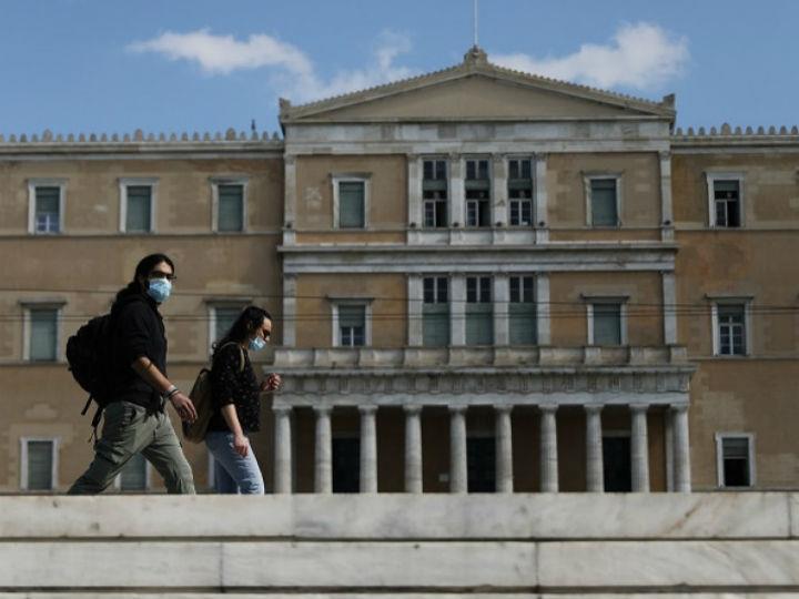 Η ελληνική οικονομία, παρά τη θετική πορεία που κατέγραψε την τελευταία 3ετία, αναμένεται να εισέλθει ξανά σε υφεσιακή τροχιά. Το ΑΕΠ της χώρας εκτιμάται πως θα υποστεί μια «βίαιη» πτώση άνω του 5% ή ακόμα και του 9%.